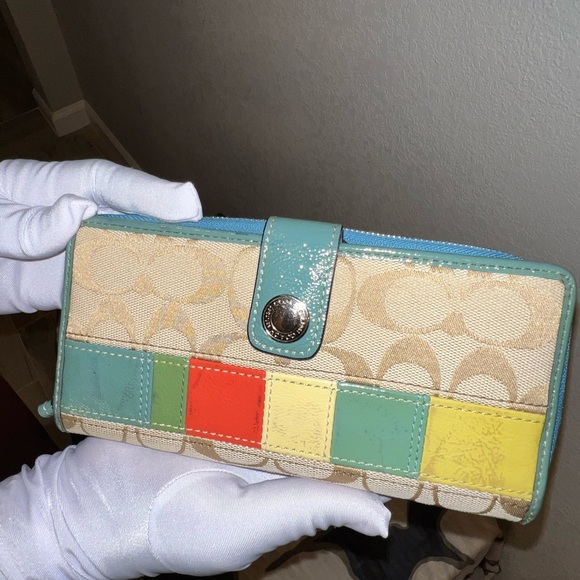 HARD TO FIND COACH SIGNATURE MULTI COLOR ZIP AROUND WALLET - Picture 2 of 9